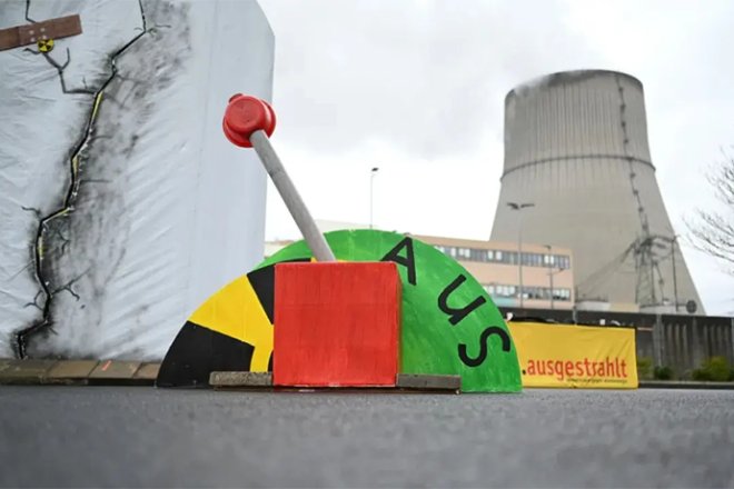 Germany closes its last three nuclear power plants, officially bidding farewell to the "nuclear age"