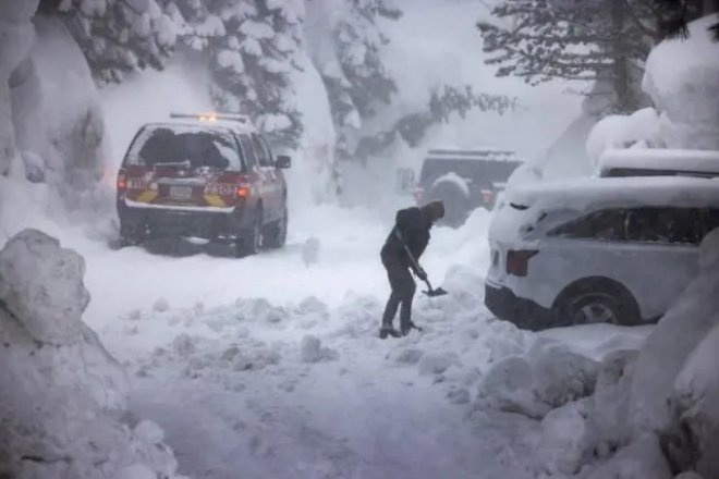Massive Winter Storm Sweeps Across U.S. East Coast, Leaving Over 630,000 Homes and Businesses Without Power